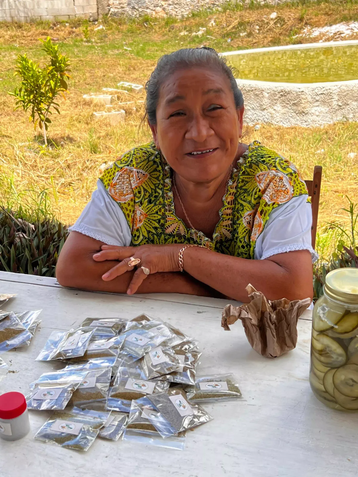 Agricultora con productos del huerto en el tianguis