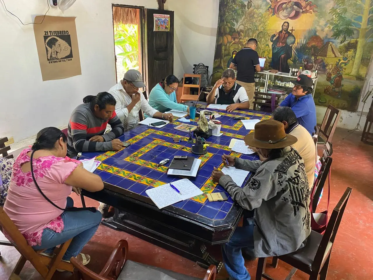 Campesinos en trabajo de investigación en la escuela