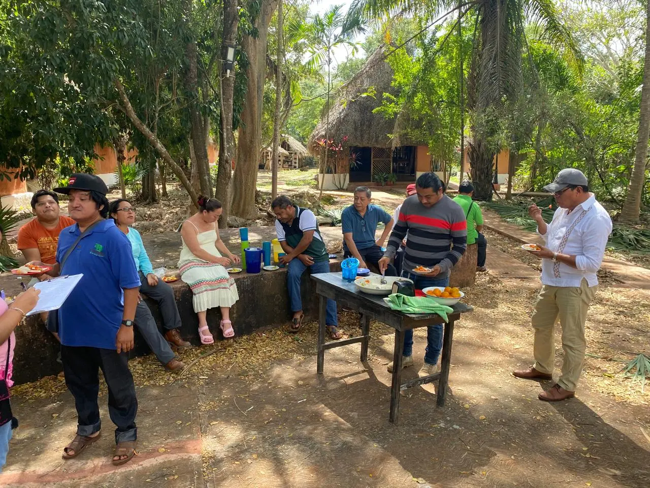 Grupo de visitantes y promotores compartiendo en la escuela